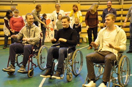 Segítő kutya, kerekesszékes táncosok és sztár hokisok is jártak az érzékenyítő napon